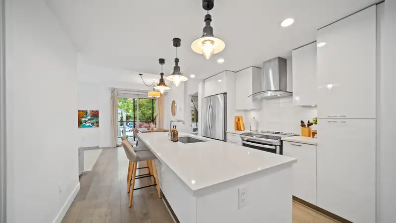 204 719 W 3RD STREET - photo 1 of 39