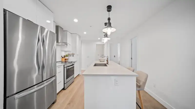 204 719 W 3RD STREET - photo 3 of 39