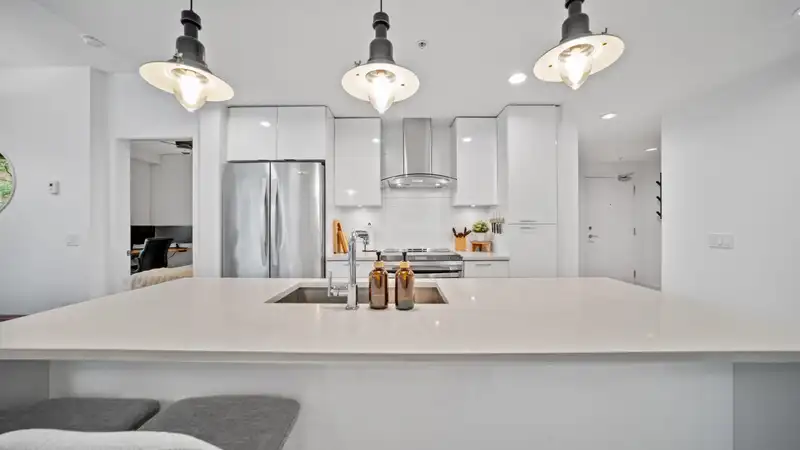 204 719 W 3RD STREET - photo 4 of 39