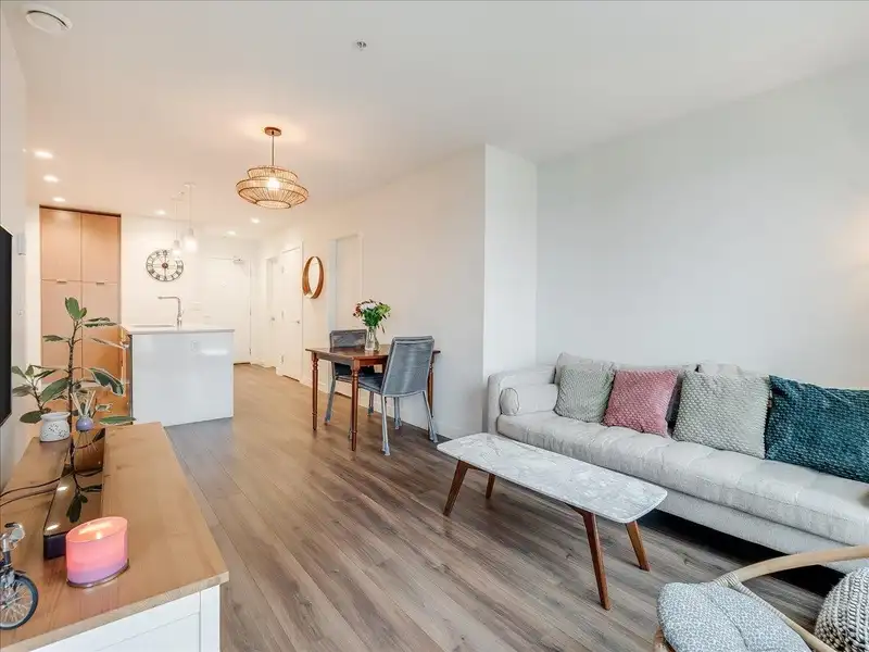 406 108 E 8TH STREET - photo 2 of 40