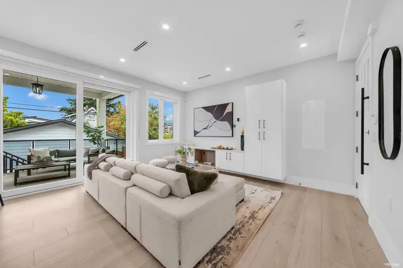 2743 MCGILL STREET - photo 4 of 38