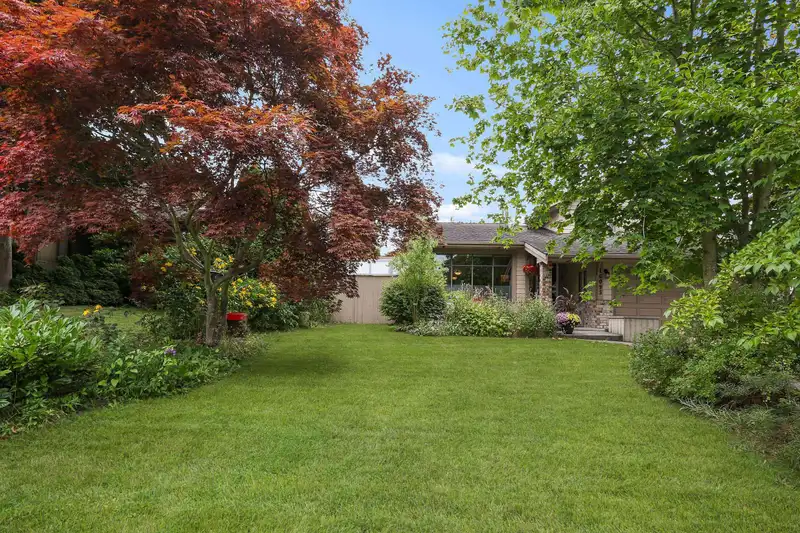 16095 13 AVENUE - photo 3 of 34