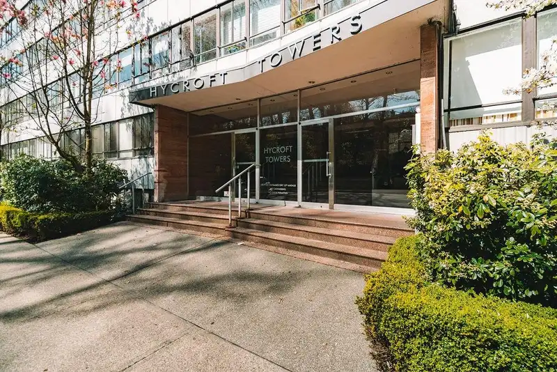 310 1445 MARPOLE AVENUE - photo 3 of 34