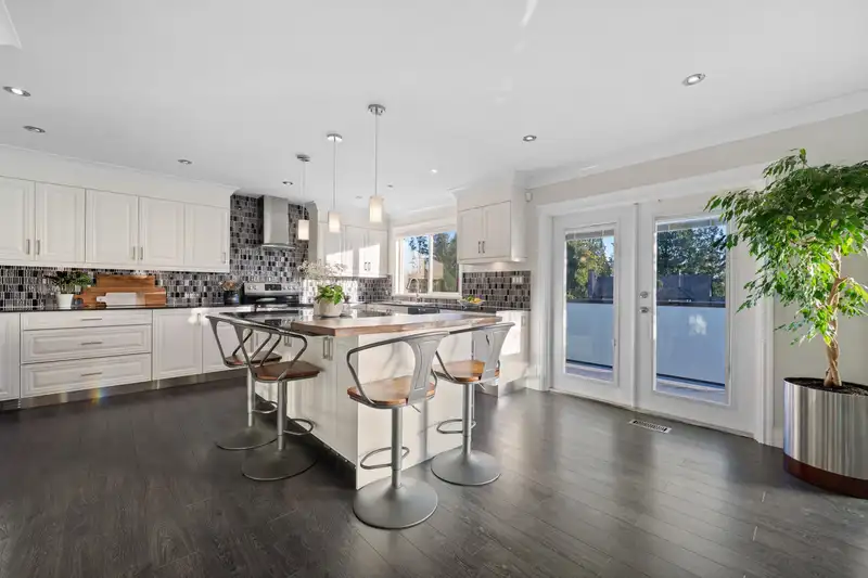 906 STRATHAVEN DRIVE - photo 4 of 39
