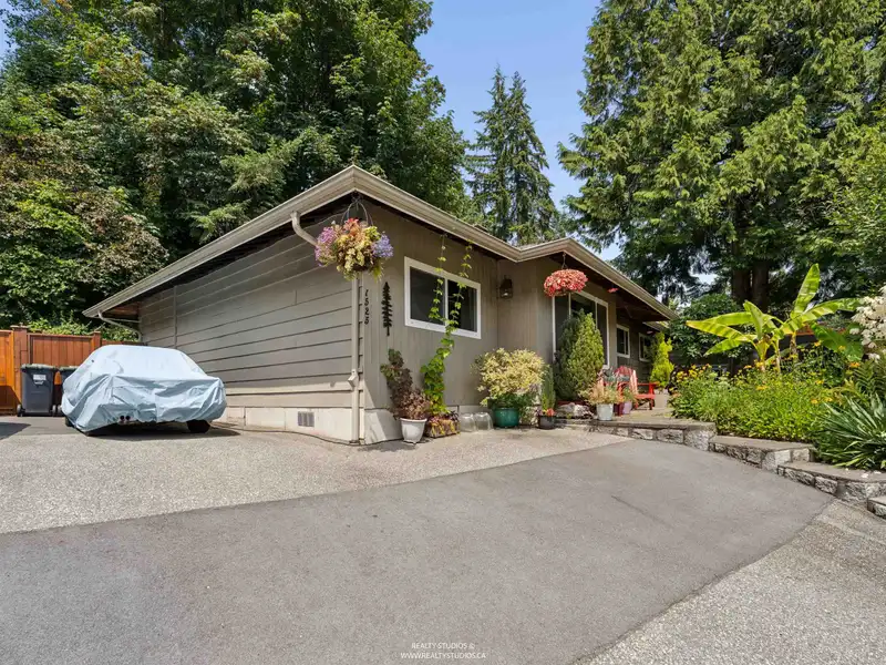 1525 AVONLYNN CRESCENT - photo 1 of 32