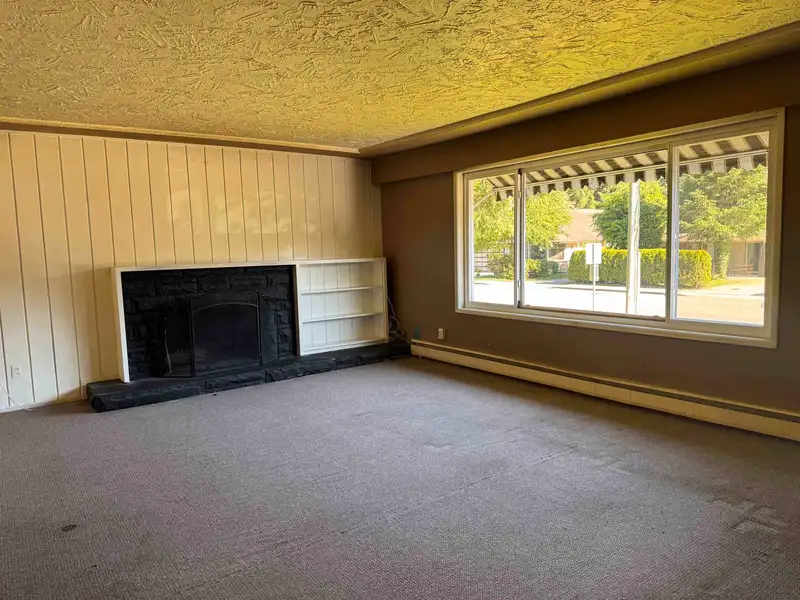 21729 124 AVENUE - photo 2 of 9