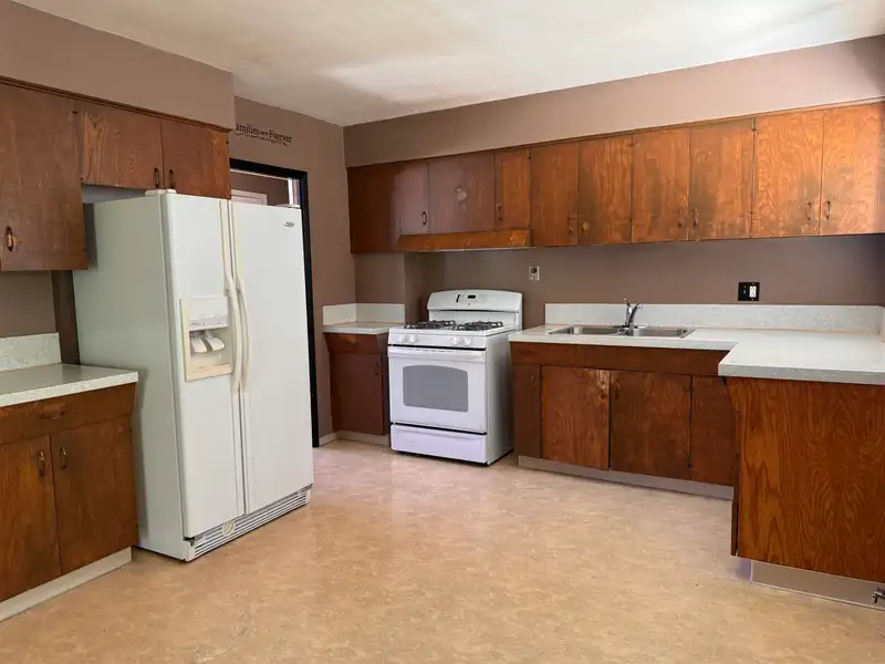 21729 124 AVENUE - photo 4 of 9