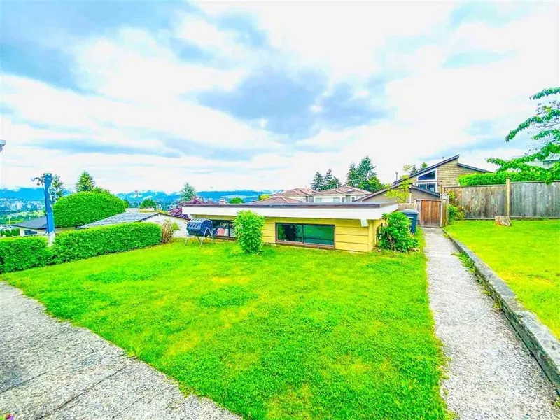 5662 BOOTH AVENUE - photo 2 of 23