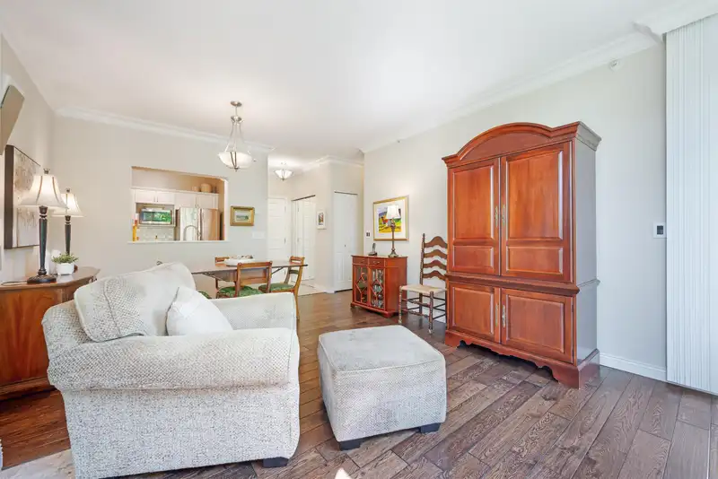 302 160 W KEITH ROAD - photo 4 of 33