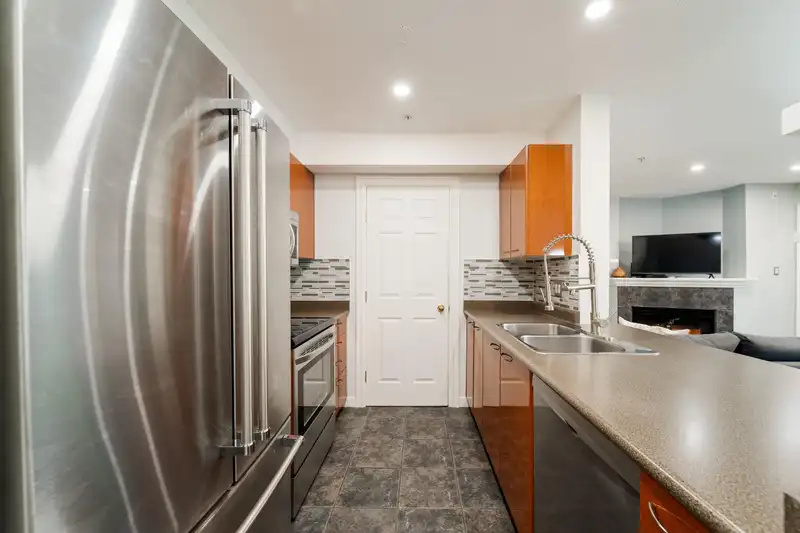 201 1688 E 8TH AVENUE - photo 4 of 37