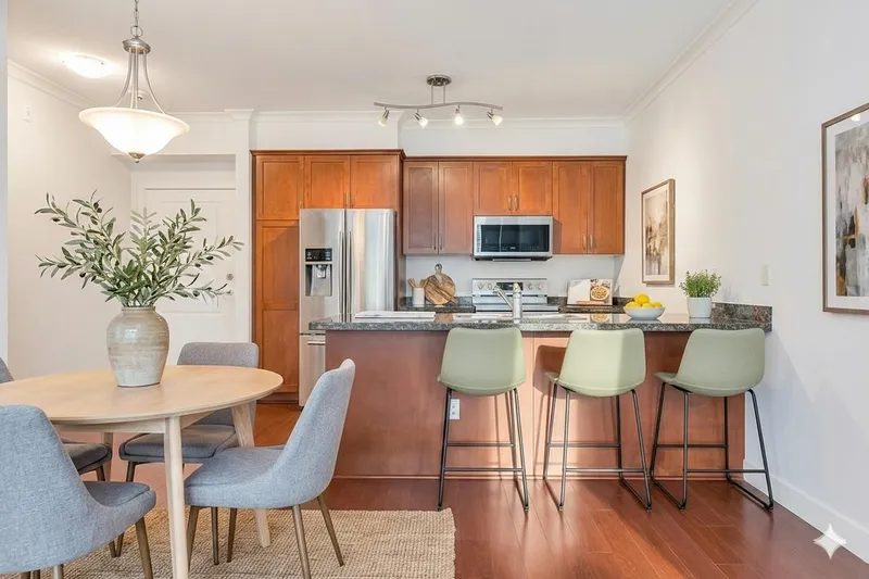 210 1375 VIEW CRESCENT - photo 3 of 25