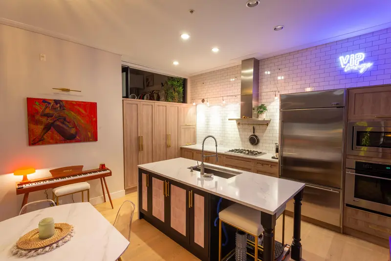 309 220 SALTER STREET - photo 1 of 25