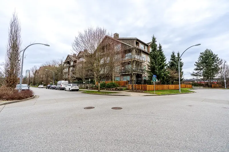 112 250 SALTER STREET - photo 2 of 25