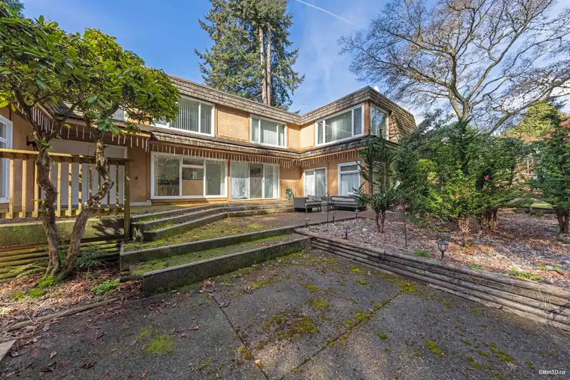 1366 KINGS AVENUE - photo 2 of 40