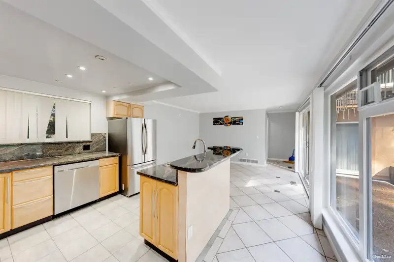 1366 KINGS AVENUE - photo 3 of 40
