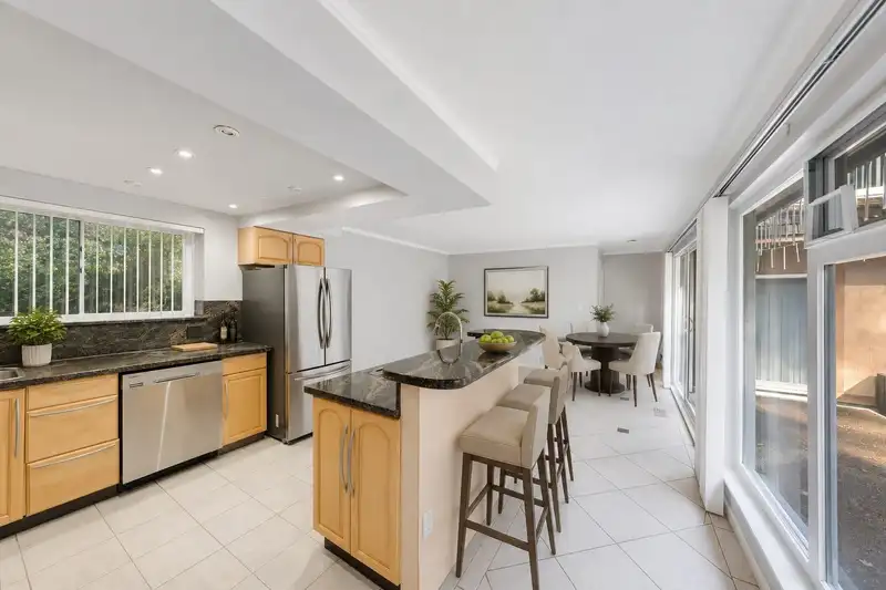 1366 KINGS AVENUE - photo 4 of 40