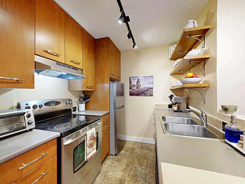 103 735 W 15 AVENUE - photo 3 of 35