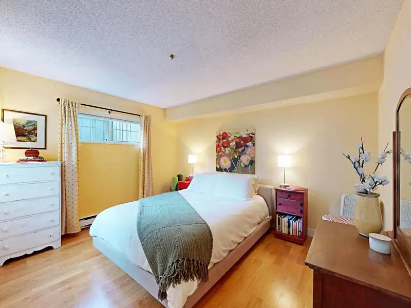 103 735 W 15 AVENUE - photo 4 of 35