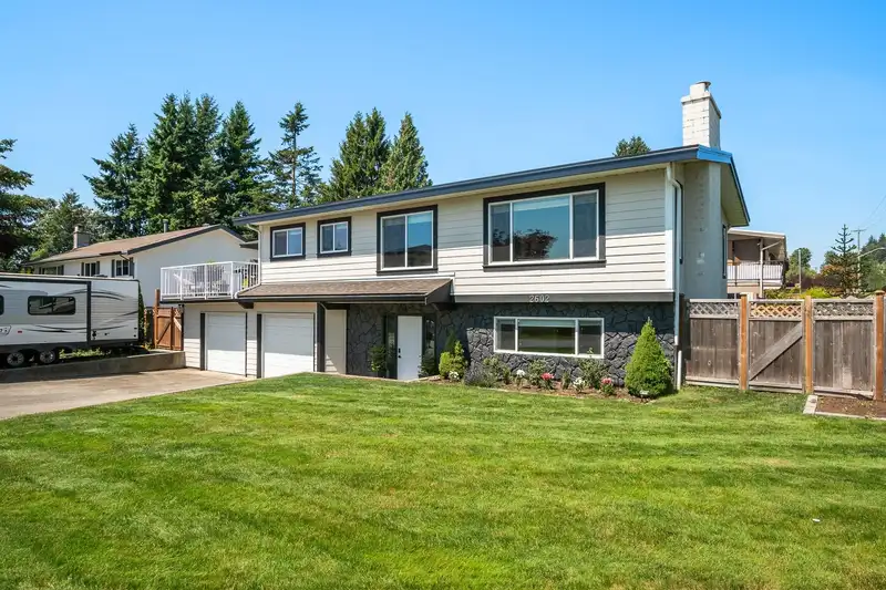 2602 MACBETH CRESCENT - photo 2 of 24