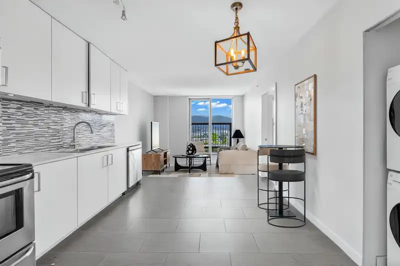 1011 66 W CORDOVA STREET - photo 2 of 11
