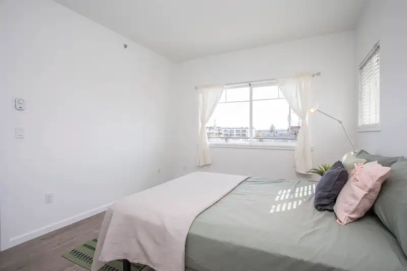 302 22363 SELKIRK AVENUE - photo 4 of 36
