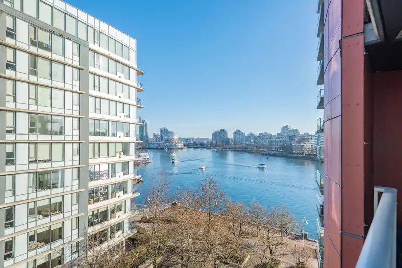 806 8 SMITHE MEWS - photo 2 of 24