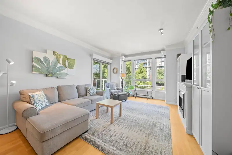 413 14 E ROYAL AVENUE - photo 2 of 36