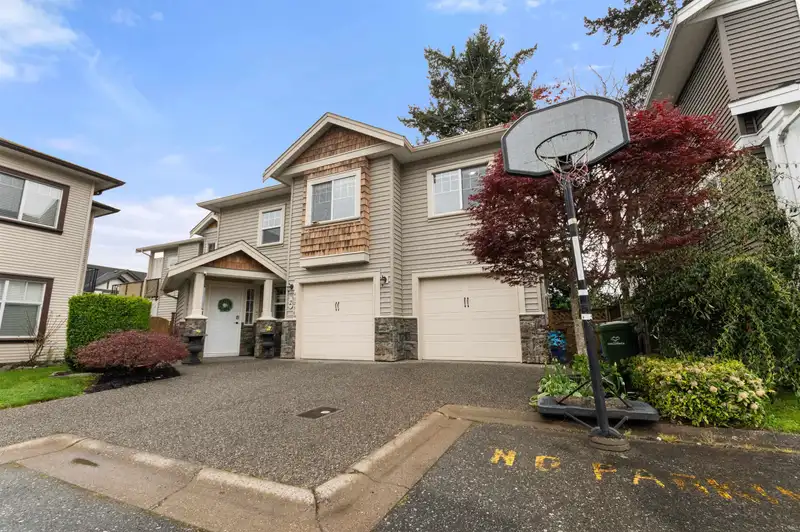 2 46238 STRATHCONA ROAD - photo 2 of 35