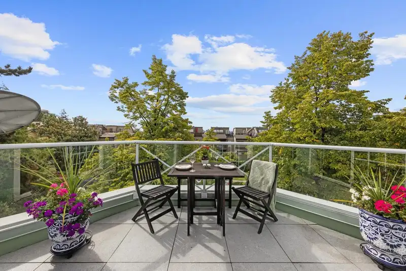 305 250 W 4TH STREET - photo 1 of 16