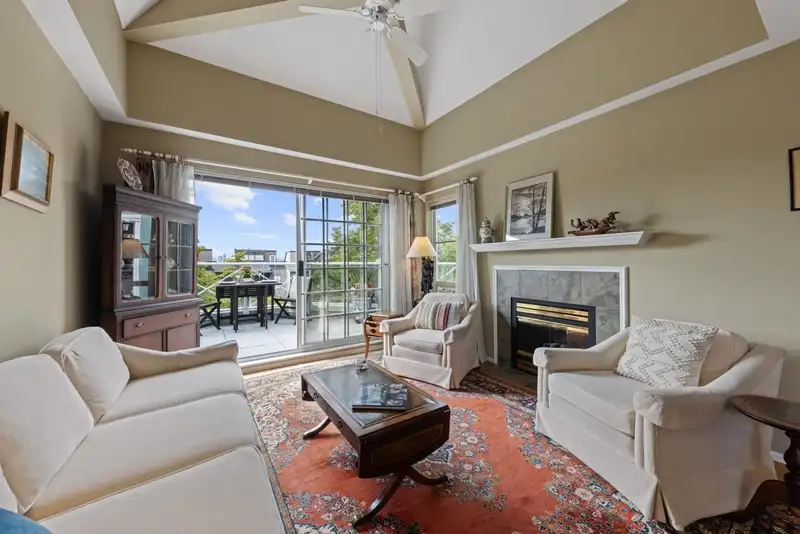 305 250 W 4TH STREET - photo 2 of 16