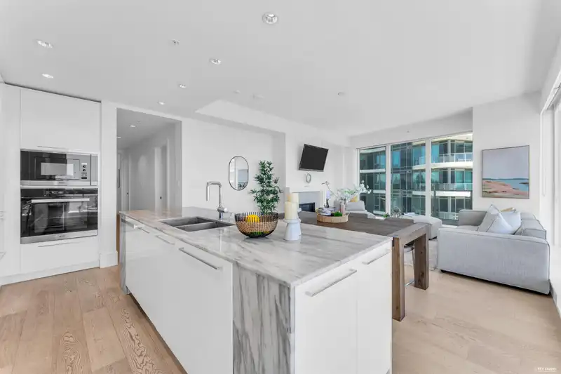 1106 1500 MARTIN STREET - photo 3 of 40