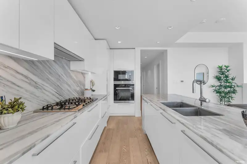 1106 1500 MARTIN STREET - photo 4 of 40