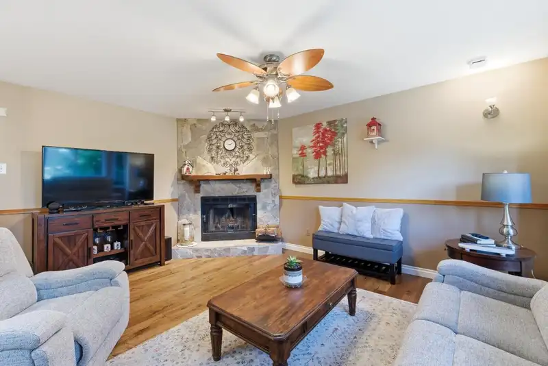 22759 BALABANIAN CIRCLE - photo 4 of 40