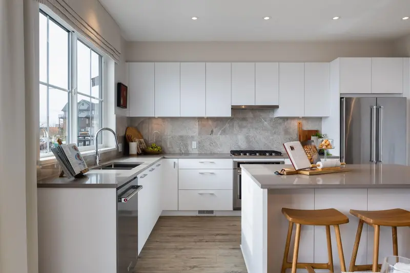 114 3637 SHEFFIELD AVENUE - photo 1 of 8