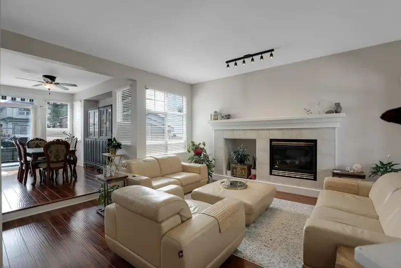 18456 68 AVENUE - photo 3 of 40