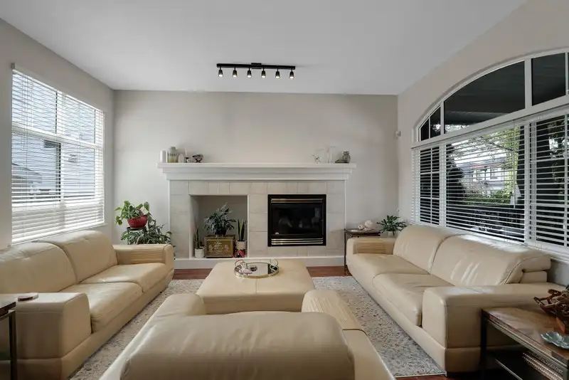 18456 68 AVENUE - photo 4 of 40