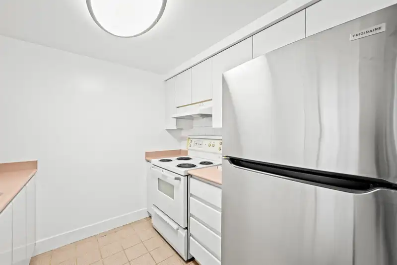 907 9623 MANCHESTER DRIVE - photo 4 of 26