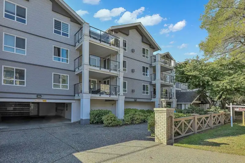 211 20976 56 AVENUE - photo 1 of 40