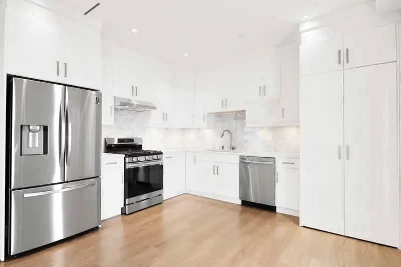 3128 KINGS AVENUE - photo 2 of 28