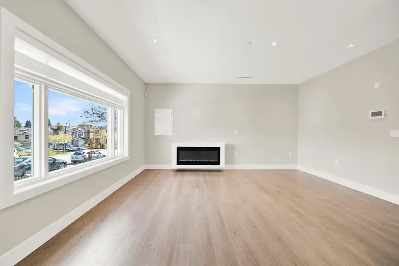 3128 KINGS AVENUE - photo 3 of 28