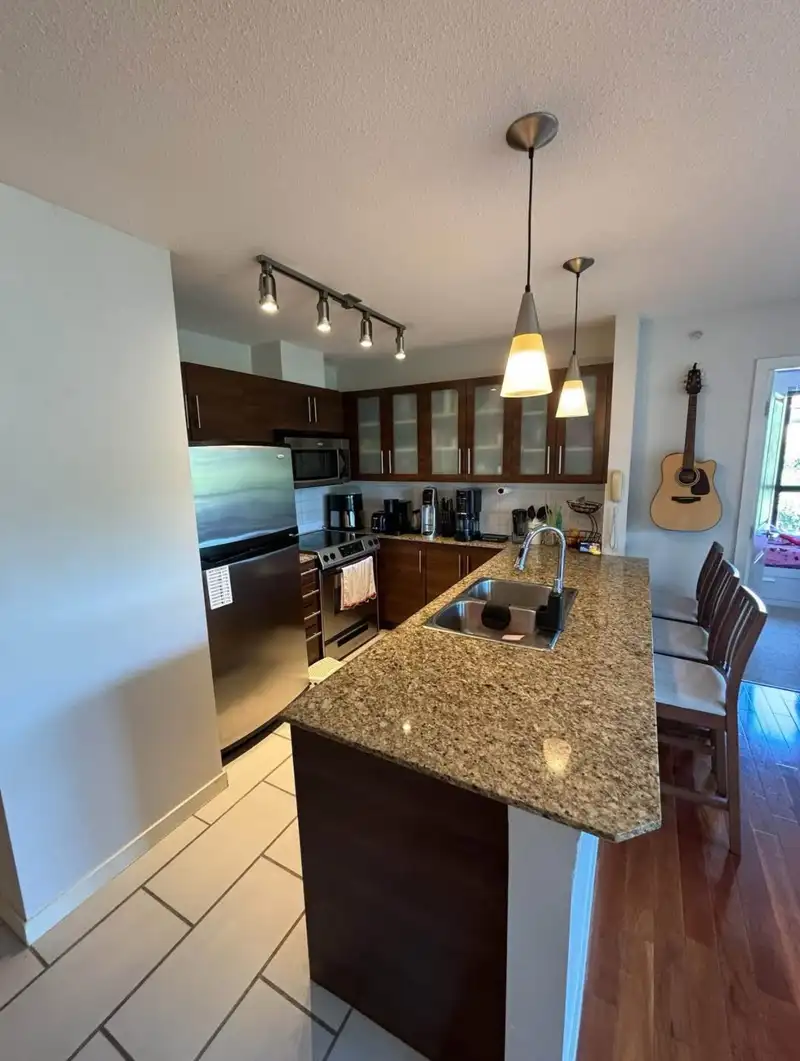 307 814 ROYAL AVENUE - photo 3 of 10