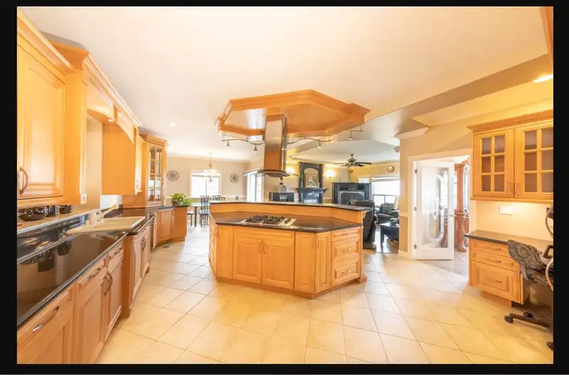 13918 115A AVENUE - photo 4 of 36