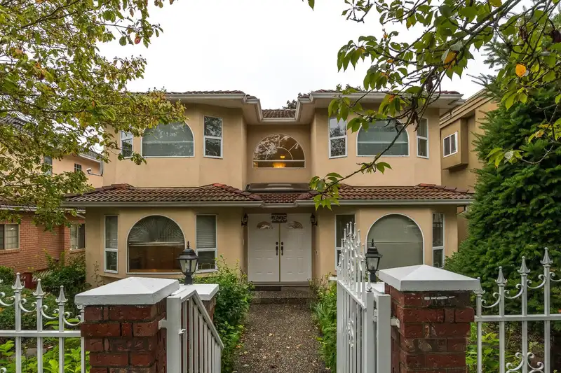 7675 VICTORIA DRIVE - photo 1 of 23