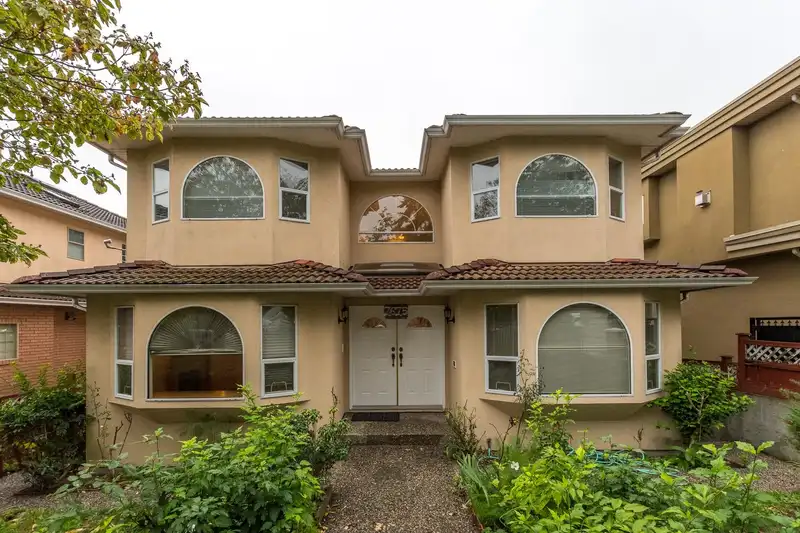 7675 VICTORIA DRIVE - photo 2 of 23