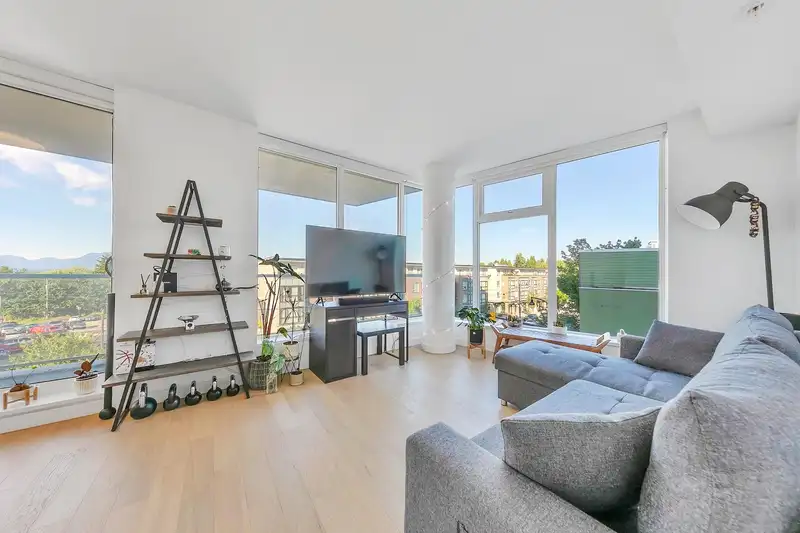 512 2220 KINGSWAY - photo 1 of 32