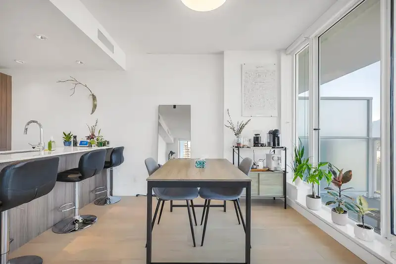 512 2220 KINGSWAY - photo 2 of 32