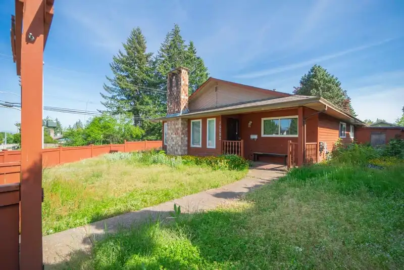 15592 100 AVENUE - photo 2 of 11