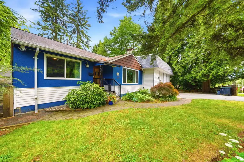 1611 LYNN VALLEY ROAD - photo 4 of 40
