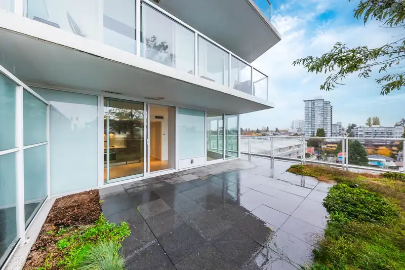708 2220 KINGSWAY - photo 1 of 31