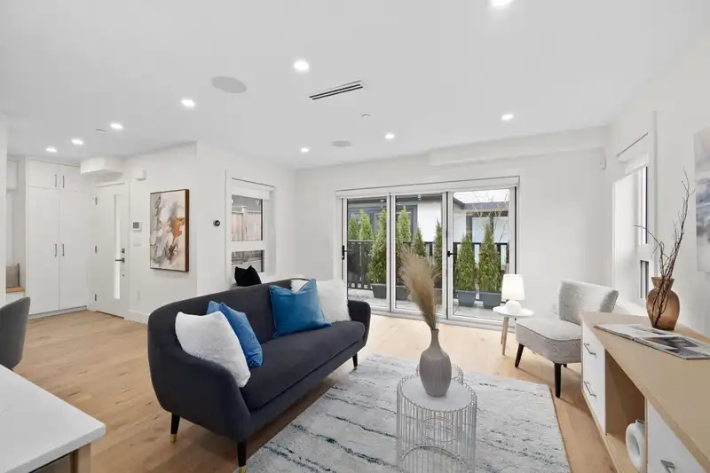 1127 E 15TH AVENUE - photo 2 of 33